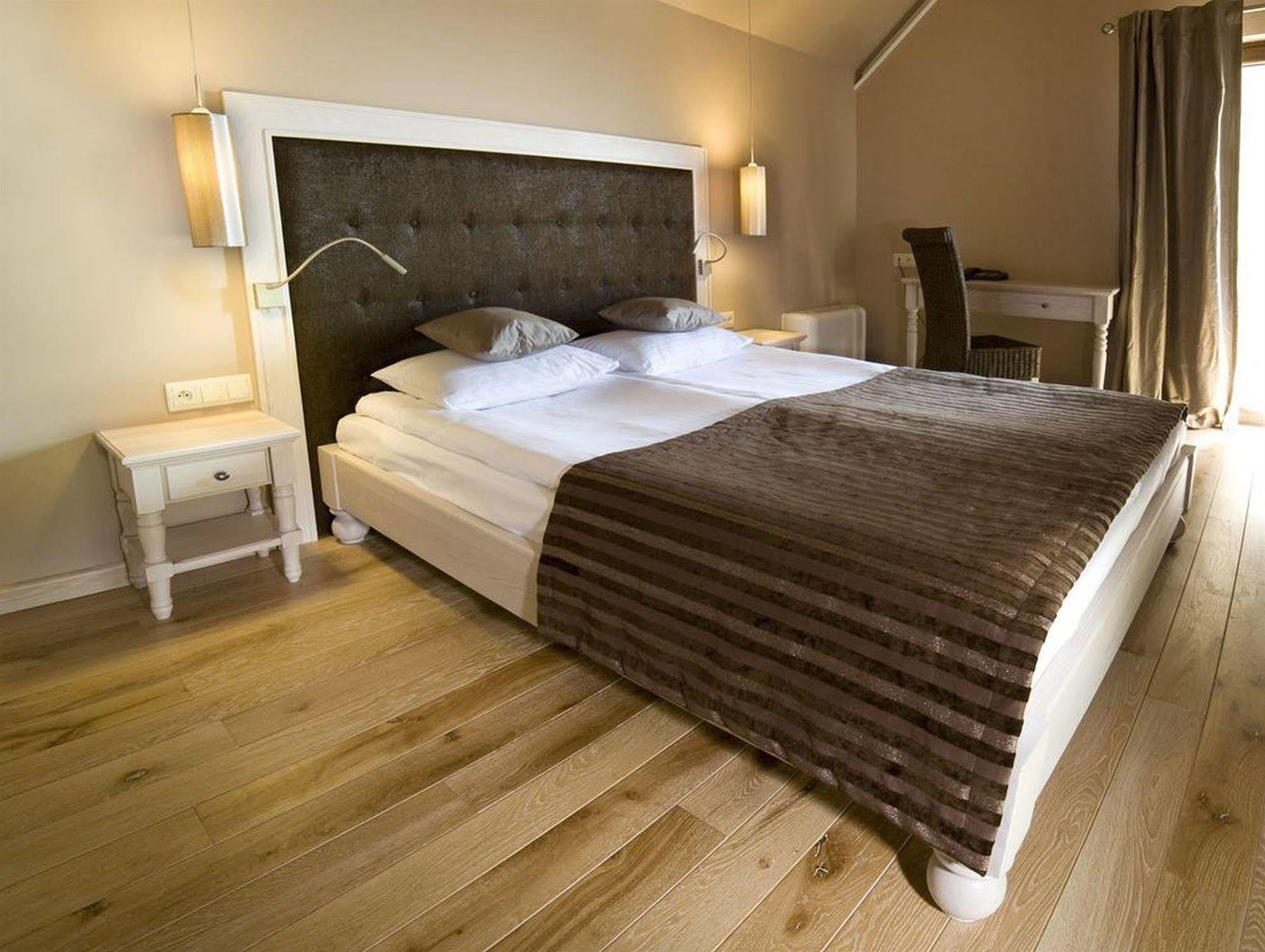 Hotel Remes オパレニツァ エクステリア 写真
